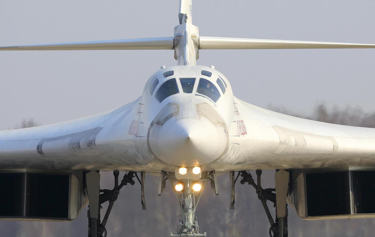 Tu-160 | Brez zahodnih čipov Rusija ne bi mogla izdelovati in uporabljati številnih sodobnih ruskih orožij. Na fotografiji: ruski nadzvočni strateški bombnik Tu-160, ki lahko med drugim izstreljuje manevrirne izstrelke. | Foto Guliverimage