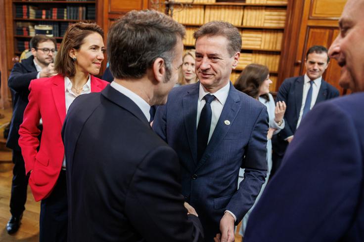 Francoski predsednik Emmanuel Macron je v Bruslju danes opozoril, da je slovenski premier Robert Golob žrtev vpletanja v volitve z dezinformacijami in vmešavanjem tretjih držav. | Foto: Nebojša Tejić/STA