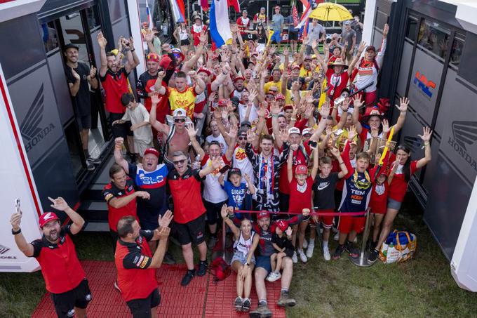 Tim Gajser je takole z ekipo, mamo in navijači v Loketu proslavil svojo 48. zmago na svetovnem prvenstvu. | Foto: Honda Racing/ShotbyBavo