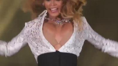 Beyonce se je med nastopom razpela bluza (video)