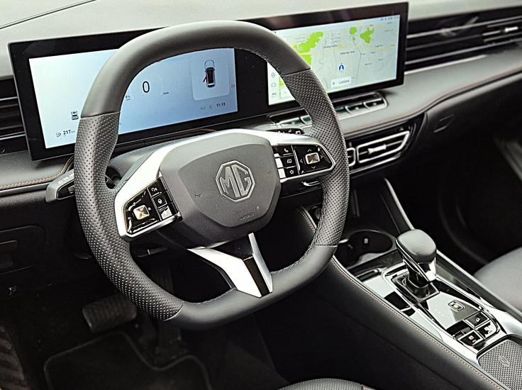 12,3-palčni instrumentni merilnik in povezljiv sredinski zaslon enake velikosti sta združena v eno ploščo. Usnjen neposreden volan lepo sede v roke, tudi prestavna ročica je prijetna na otip.
 | Foto: Aleš Črnivec