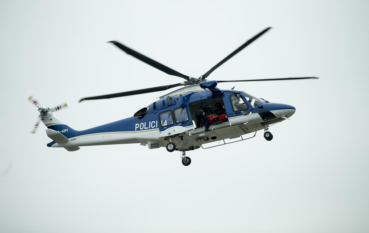 heikopter policija slovenska policija | Pokojno osebo so s policijskim helikopterjem prepeljali v dolino. | Foto Ana Kovač
