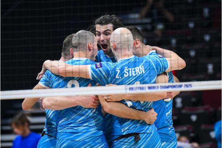 V ponedeljkovi osmini finala se bodo pomerili z Američani, pri katerih kot pomočnik trenerja dela Luka Slabe. | Foto: Volleyball World