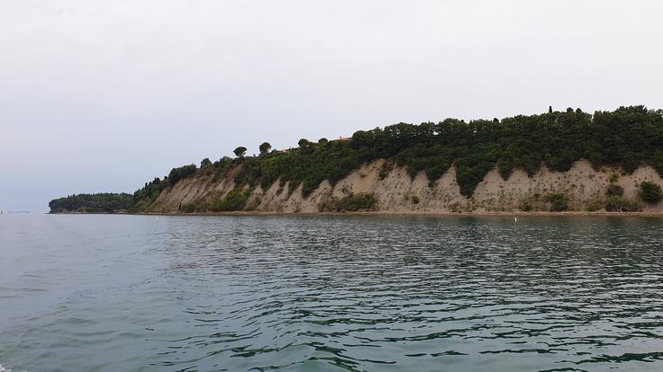 Jakop meni, da je nadzora na posameznih delih slovenske obale še vedno premalo. Najbolj problematična se mu zdi tako imenovana "policijska plaža" pri naselju nekdanjih policijskih hišic na Debelem rtiču. Tam naj bi se plovila zelo pogosto zasidrala preblizu plaži. | Foto: Metka Prezelj