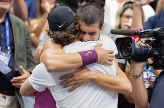 Veselje Španca, šampanjec in žvižganje Donaldu Trumpu #video