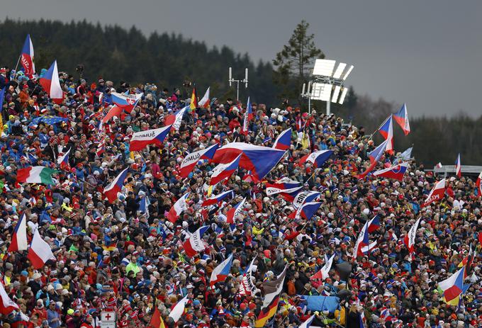 Biatlonsko svetovno prvenstvo na Moravskem na Češkem vsak dan spremlja nekaj 10.000 ljudi. | Foto: Reuters