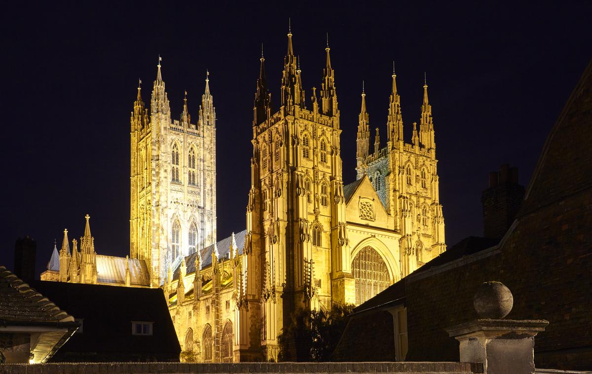 Canterburyjska stolnica | V četrtek in petek so v stolnici organizirali dve zabavi, na katerih so predvajali hite iz 90. let prejšnjega stoletja. | Foto Shutterstock