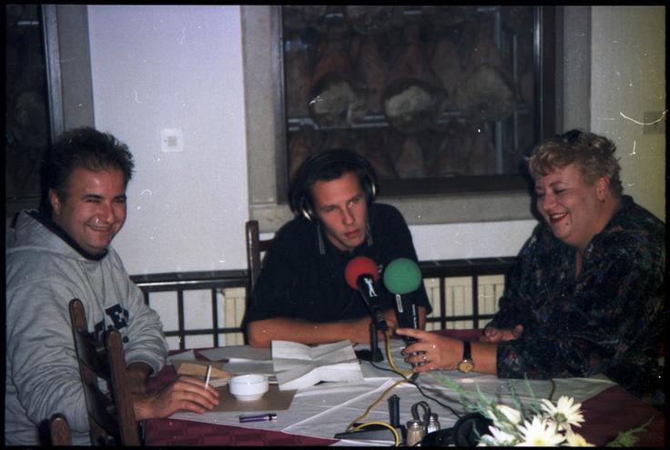 Aleš Klinar in pokojna Šerbi v pogovoru z radijskim voditeljem Andrejem Karolijem leta 1990. | Foto: Jani Kenda, CC BY-NC-ND, Digitalna knjižnica Slovenije – dLib.si