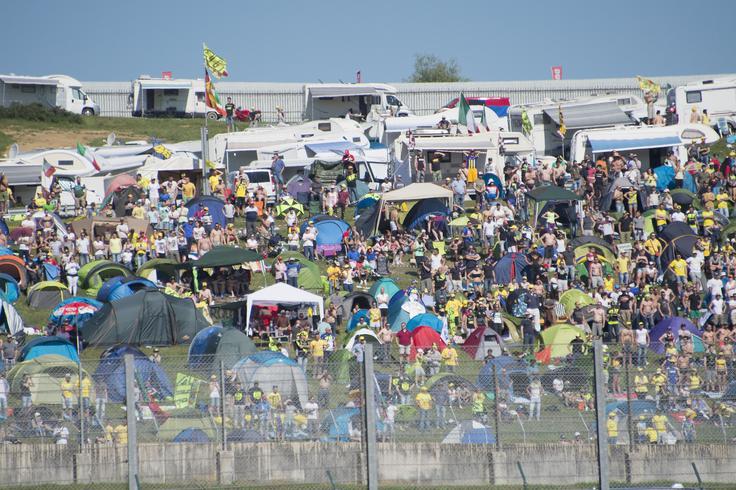 Navijači v Mugellu so na dirki MotoGP doživeli enega izmed najbolj razburljivih spopadov za zmago v zadnjem času. | Foto: 