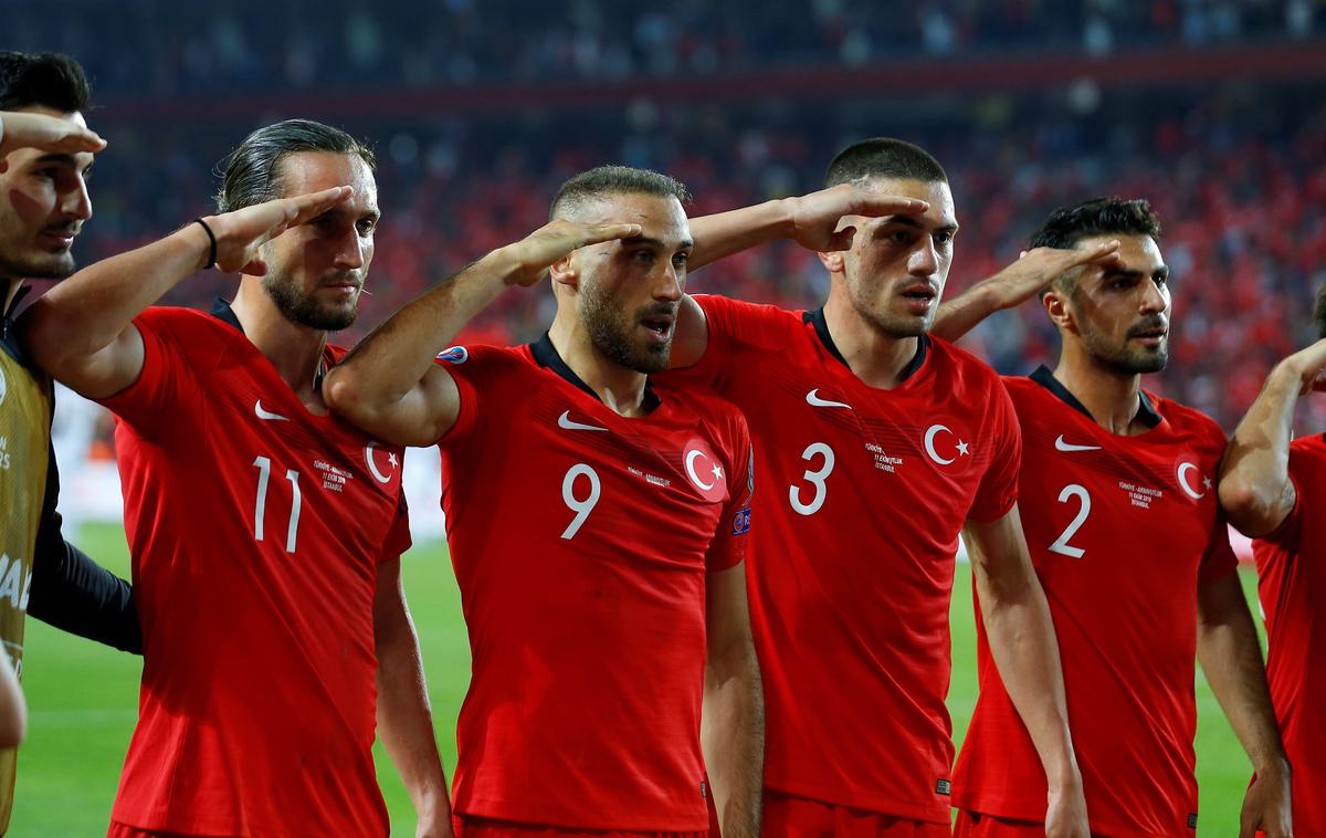 Turčija Salutiranje | 16 nogometašev Turčije je zaradi vojaškega pozdrava ob doseganju zadetkov dobilo kazen. | Foto Reuters