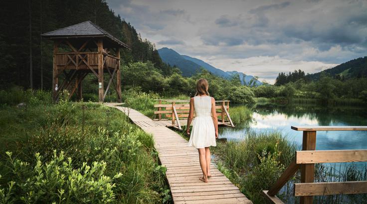 Po posebni leseni brvi se lahko brez škode za naravo sprehodite do jezera in po močvirnati okolici. | Foto: Turizem Kranjska Gora