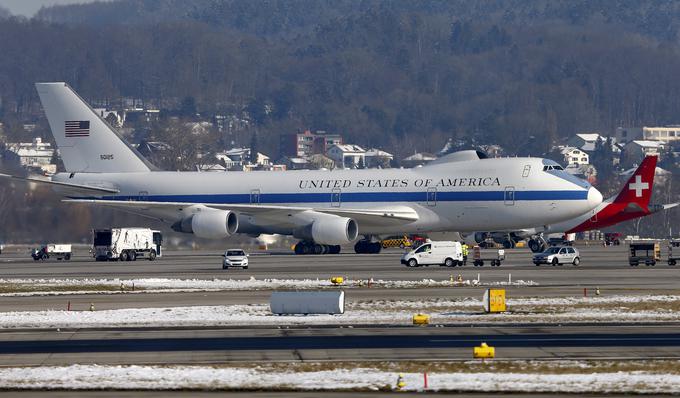 Boeing 747-200 E4 v službi Bele hiše. V letalu tega tipa že vrsto let leti tudi ameriški predsednik, njegova leteča trdnjava pa nosi ime AIR force one.  | Foto: Reuters
