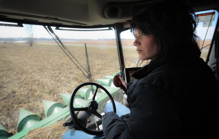 Kristi Noem novembra 2010, ko je v času kampanje pred kongresnimi volitvami na družinskem posestvu pomagala svojemu bratu pri žetvi. | Foto: Guliverimage