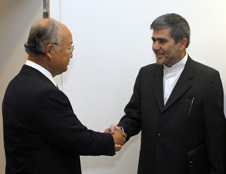 Izraelci so pretekli teden po lastnih navedbah ubili deset iranskih jedrskih znanstvenikov. Med njimi je zagotovo Ferejdun Abasi (tudi Ferejdun Abasi-Davani), nekdanji iranski podpredsednik in nekdanji vodja iranskega urada za atomsko energijo. Na fotografiji iz leta 2012 je Abasi s tedanjim vodjem Mednarodne agencije za jedrsko energijo (IAEA), Japoncem Jukijem Amanom. Izraelci so pretekli teden med drugim ubili še Mohameda Mehdija Tehrančija, Ahmadrezo Zolfagharija Darjanija, Mansurja Asgarija in Akbarja Motalebija Zadeha. | Foto: Guliverimage