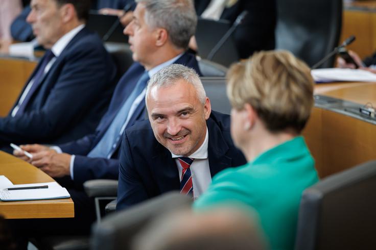 Cigler Kralj verjame, da je denarja v zdravstvu dovolj ter da je treba le prilagoditi upravljanje javnih zavodov in vključiti vse razpoložljive sile v odpravljanje čakalnih vrst. | Foto: Nebojša Tejić/STA