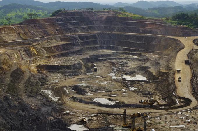 Kar polovica vsega svetovnega kobalta prihaja iz Afrike, natančneje iz Demokratične republike Kongo (DRK). Tole je industrijski rudnik kobalta v DRK. | Foto: Reuters