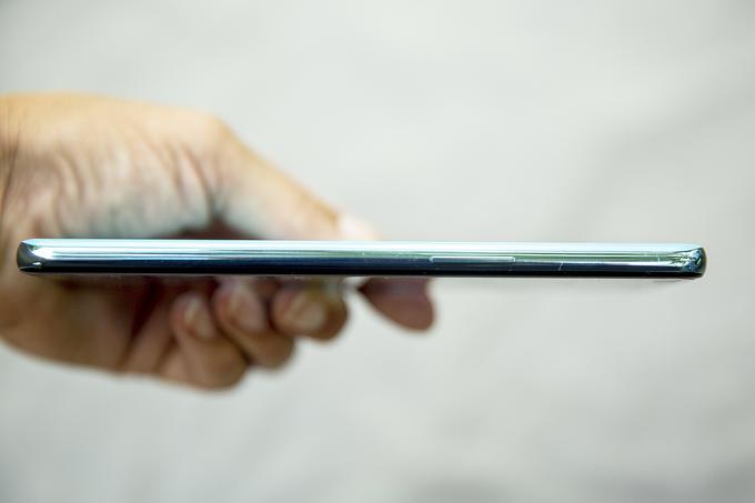 Debelina telefona OnePlus Nord je malo več kot osem milimetrov. | Foto: Ana Kovač