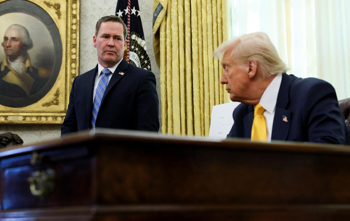 Michael Waltz in Donald Trump | Donald Trump je po izbruhu afere svojemu svetovalcu za nacionalno varnost Mikeu Waltzu stopil v bran. Dejal je, da ga ne namerava odpustiti, in ga v televizijskem intervjuju branil. Dejal je, da se je Waltz "naučil lekcijo in da je dober človek". | Foto Guliverimage