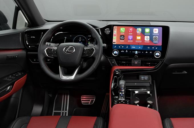 Vozniku posvečen prostor z zaslonom, ki je lahko velik do 14 palcev. | Foto: Lexus