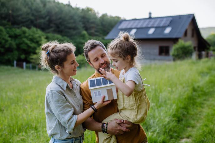 družina pred hišo s sončnimi paneli | Foto Shutterstock