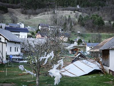 Gasilci iz širše regije na pomoč Žirovnici pri odpravljanju škode zaradi vetra