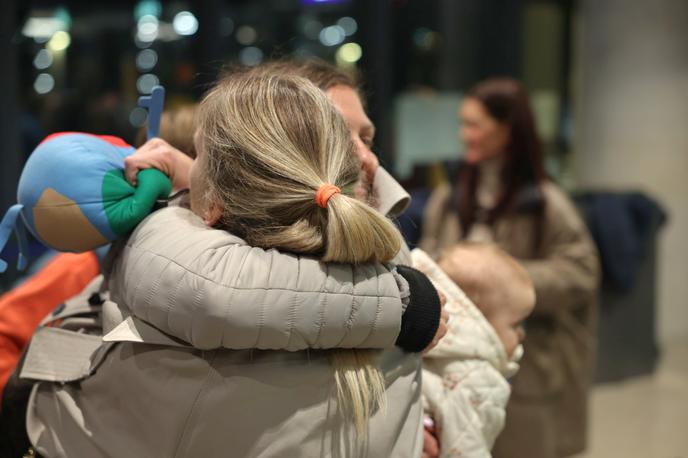 Prihod potnikov iz Omana | Prvo letalo za Slovenijo je z večurno zamudo iz Maskata v Omanu vzletelo minuli torek in na Brnik prispelo v sredo okoli desete ure zvečer.  | Foto Bojan Puhek