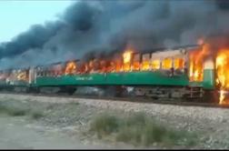 V Pakistanu prvi pogrebi žrtev požara na vlaku
