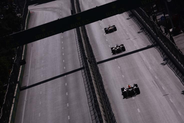 Več kot kilometer dolga ravnina v Bakuju je ena od najboljših priložnosti za rekordne končne hitrosti dirkalnikov formule ena. | Foto: Reuters