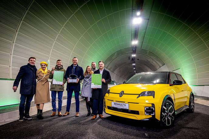 Slovenski avto léta | Predstavniki uvoznika znamke Renault v Sloveniji ob zmagovalnem avtomobilu letošnjega izbora | Foto Uroš Modlic