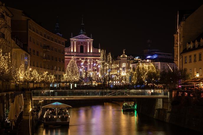 Ljubljana lučke | Obiskovalkam in obiskovalcem Ljubljane na mestni občini želijo kljub vsemu pričarati prijetno vzdušje ter jim ob koncu leta vzbuditi veselje, zato bodo v mestnem središču okrasitev večinoma ohranili, vendar za skrajšan čas. | Foto Pexels
