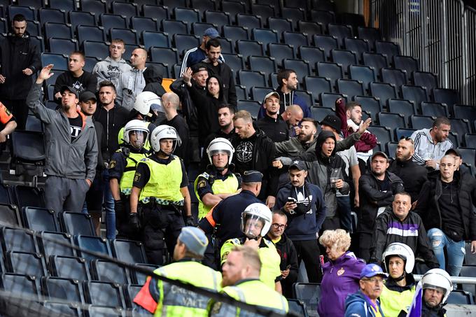 Navijače Maribora so v Stockholmu varovali varnostniki in policisti. | Foto: Reuters