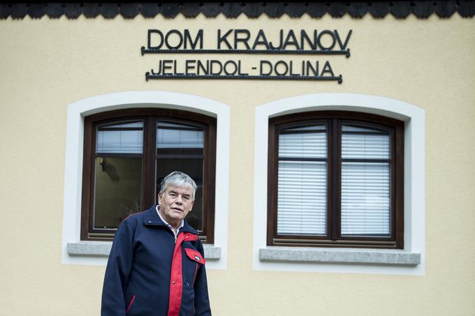 Predsednik krajevne skupnosti Jelendol-Dolina Stojan Štefe pričakuje, da bodo zavarovalničarji danes začeli s popisom škode. | Foto: Ana Kovač