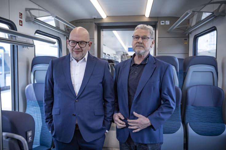 Direktor potniškega prometa Slovenskih železnic Miha Butara in vodja sektorja za javni potniški promet pri ministrstvu za okolje, podnebje in energijo Matjaž Vrčko | Foto: Ana Kovač