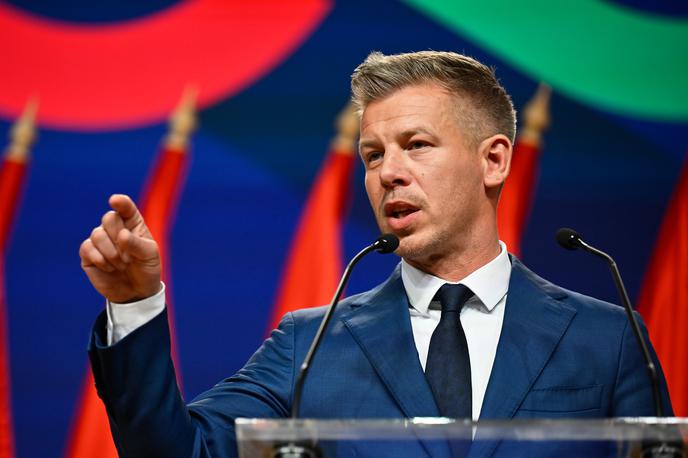 Peter Magyar | Magyar je napovedal tudi konkretne ustavne spremembe, ki bi omogočile razrešitev visokih uradnikov, ki jih je imenoval njegov predhodnik Viktor Orban. Med njimi so predsednik države Tamas Sulyok, predsednik ustavnega sodišča Peter Polt in predsednik vrhovnega sodišča Andras Varga. Magyar, ki jih označuje za "Orbanove marionete", jim je sicer dal čas do 30. maja, da sami odstopijo, česar pa doslej niso storili. | Foto Guliverimage