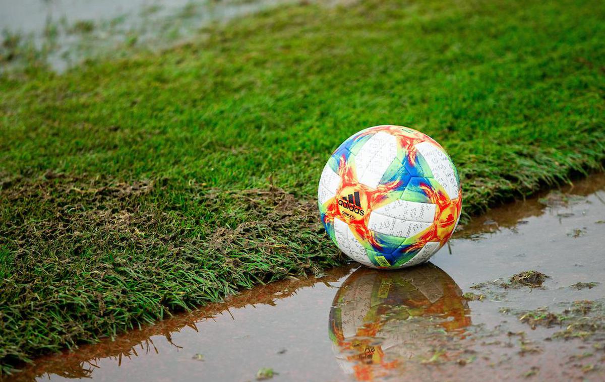 Nogometna žoga dež | Foto Vid Ponikvar