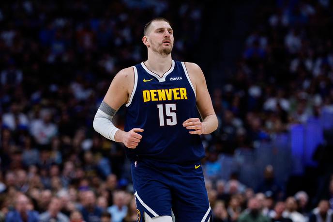Nikola Jokić | Nikola Jokić se je znova izkazal z razkošno statistiko. Postal je prvi košarkar v zgodovini lige NBA, ki je v dveh zaporednih sezonah vknjižil vsaj 30 trojnih dvojčkov. | Foto Reuters