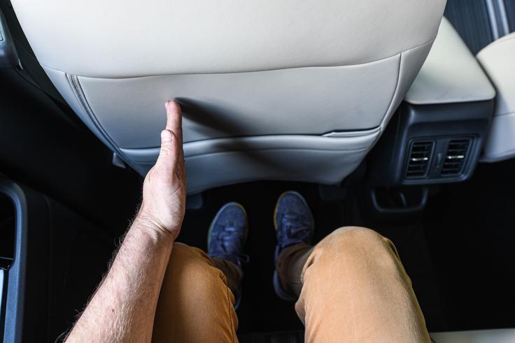 HR-V s svojo prostornostjo na zadnji klopi in prilagodljivostjo premaga praktično vse tekmece znotraj svojega razreda in obenem "opravi" tudi z večjimi ter družinsko bolj orientiranimi avtomobili. | Foto: Gašper Pirman