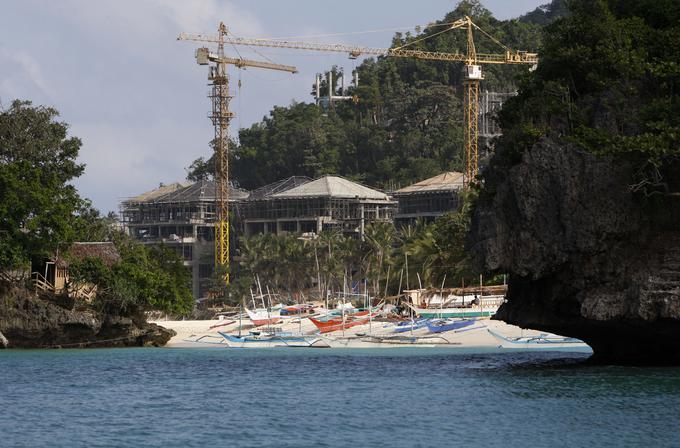 Medtem ko zaradi turističnega buma na otoku raste vse več objektov, imajo le redki med njimi urejeno kanalizacijo. | Foto: Reuters