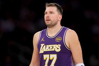 Komu koristijo posnetki Luke Dončića v lisicah?