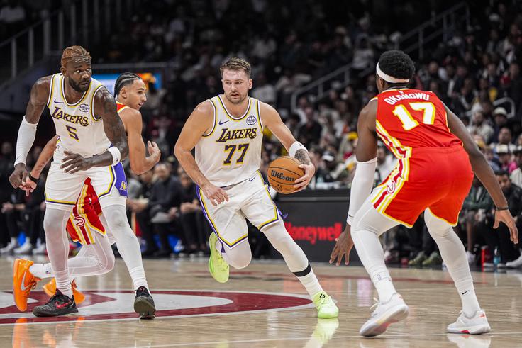 Luka Dončić, Deandre Ayton, Los Angeles Lakers | Foto: Reuters