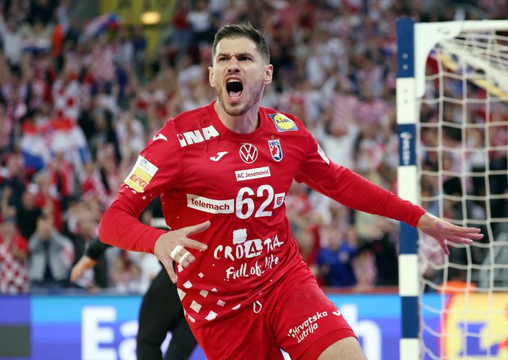 Marin Jelinić je bil s petimi zadetki najboljši strelec v prvem polčasu, ki ga je Hrvaška dobila z 18:11. | Foto: Reuters