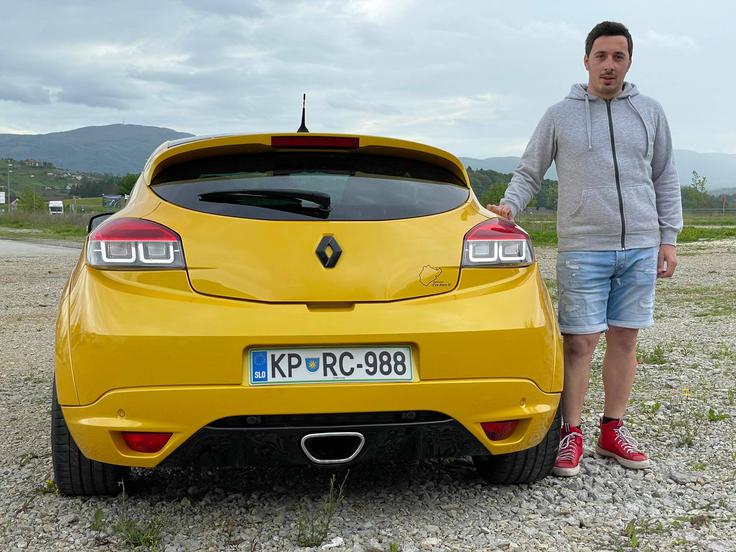 “Štiri leta sem varčeval zanj in si trgal od ust,” ob svojem meganu RS 256 trophy pravi Novomeščan Blaž Cimrmančič. | Foto: Gregor Pavšič