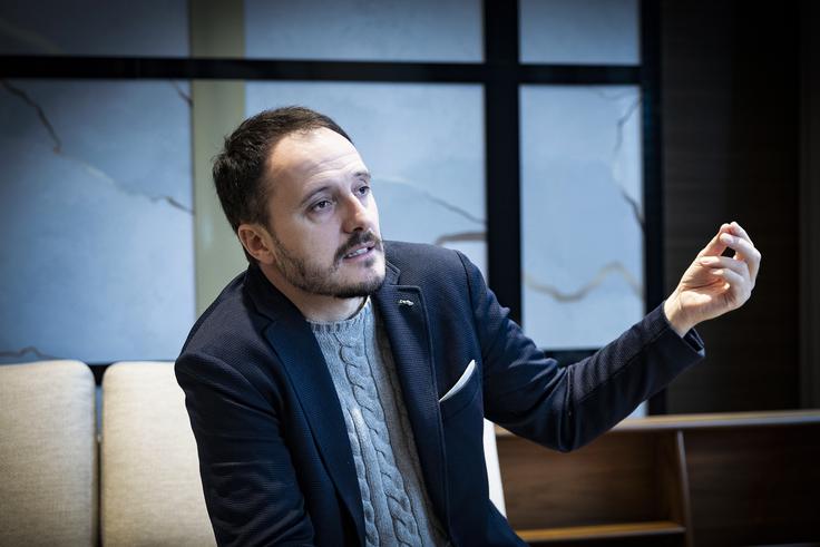 "Simbol Noči Modrijanov bo čebela kot nosilka vrednot, odnosa do narave, odnosa do okolja, skupnosti, Slovenije, družine in tudi simbol marljivosti. Zgradili bomo zelo veliko sceno, na kateri se bo zvrstilo od 500 do 600 izvajalcev. Stožice smo rezervirali za deset dni, da bomo vse to zvadili in pripravili." | Foto: Ana Kovač