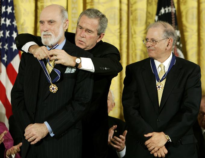 Na fotografiji Robert Kahn (desno) in Vinton Cerf (levo) prejemata nacionalno odlikovanje ZDA za dosežke na področju znanosti in tehnologije. Cerfu odlikovanje okrog vratu pripenja nekdanji predsednik ZDA George Bush mlajši.  | Foto: Reuters