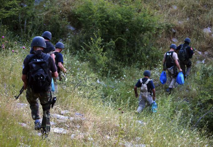 Poleti 2014 so izbruhnili oboroženi spopadi med albansko policijo in krajani vasi Lazarat, kjer so bili obsežni nasadi indijske konoplje. | Foto: Reuters