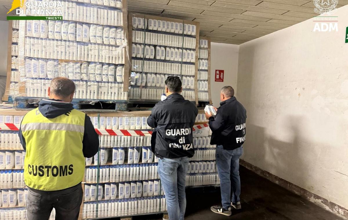 Špampon | Stekleničke šampona so imele "anonimne nalepke" s podatki in tehničnimi lastnostmi. | Foto Guardia di finanza