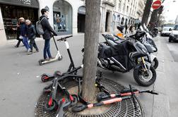 V Parizu prepoved parkiranja električnih skirojev na pločnikih