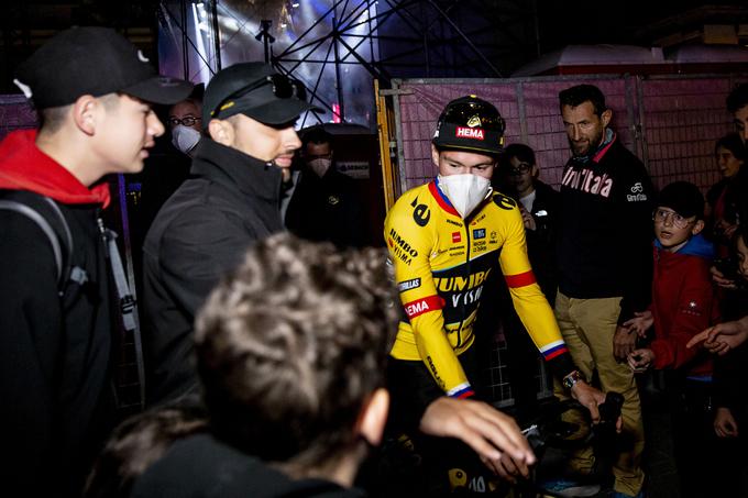 Maske so se vrnile med kolesarje. Primož Roglič jo je nosil na dan predstavitve ekip v Pescari. | Foto: Ana Kovač