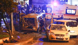 V bombnem napadu v bližini istanbulskega štadiona vsaj 20 ranjenih