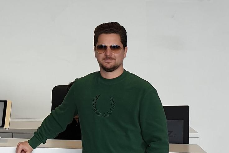 Damian Merlak je s premoženjem v vrednosti 124 milijonov evrov član elitne družbe desetih najbogatejših Slovencev, Kodrič pa ji je tesno za petami na 11. mestu.  | Foto: Twitter / Damian Merlak
